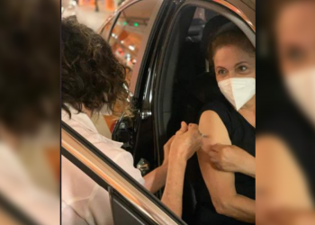 Aos 73 anos, Dilma é vacinada contra a Covid-19 em Porto Alegre